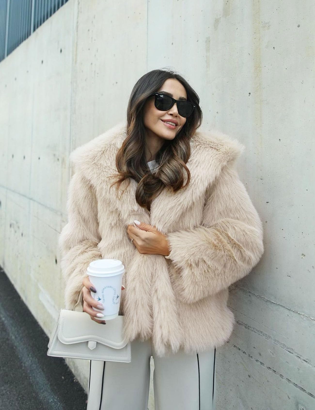 Flygo Women's Faux Fur Coat Fluffy Faux Fur Jacket Long Sleeve Lapel Furry Winter Jackets Shaggy Parka Short Coat